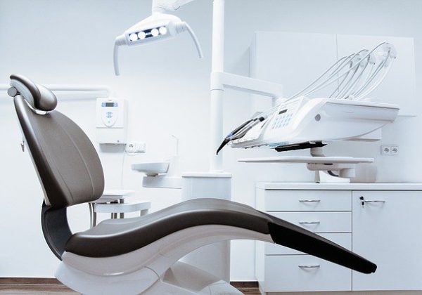 טכנולוגיה חדשנית בטיפולי שיניים: היתרונות – והסיכונים